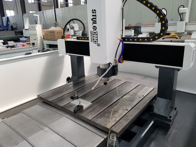 小型數(shù)控銑床，用于金屬銑削、雕刻和鉆孔