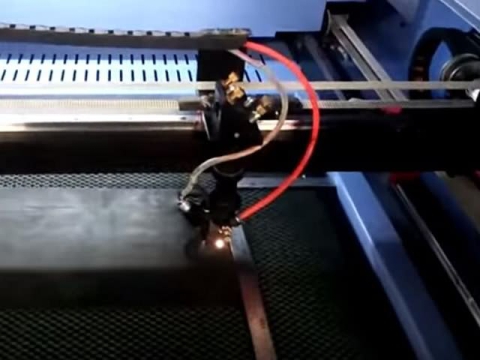 STJ9060 適合小型企業(yè)的激光墊片切割機