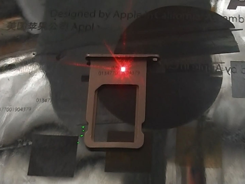 光纖激光雕刻機(jī)用于 iPhone 6s SIM 卡托上的 IMEI 標(biāo)記 光纖激光雕刻機(jī)用于 iPhone 6s SIM 卡托上的 IMEI 標(biāo)記