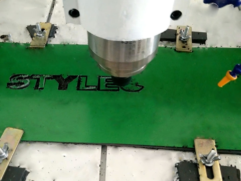 Small 小型數(shù)控銑床切割鋁板