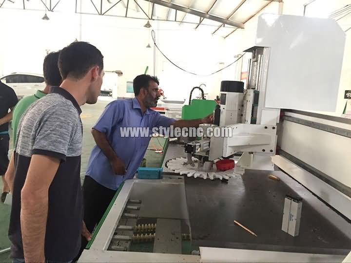 自動換刀裝置數(shù)控銑床