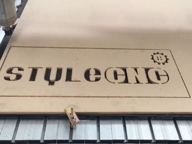 數(shù)控雕刻機用于木質標牌切割項目 數(shù)控雕刻機用于木質標牌切割項目