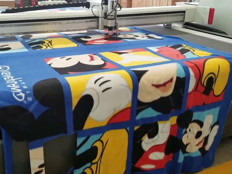 數(shù)控毛毯切割機(jī)（帶振動(dòng)刀切割機(jī)）