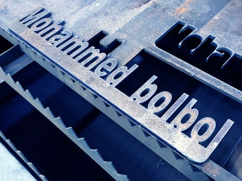 工業(yè)數(shù)控等離子切割工作臺(tái)，配備海寶等離子切割機(jī)