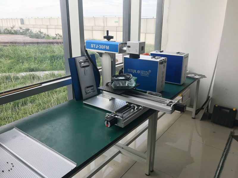 帶 XY 2 軸移動工作臺的光纖激光雕刻機，適用于 2D 工作臺